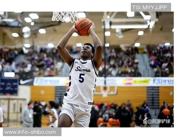 詹姆斯身穿布莱斯大学6号球衣到场观赛令老父亲倍感骄傲与自豪