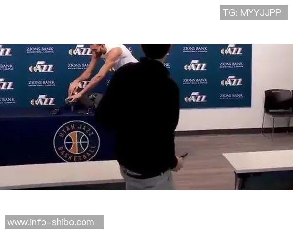 老鹰社交媒体发布独家推送网红举牌女郎MarissaAyers现场观赛引关注