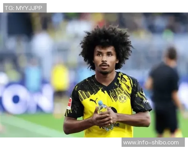 多特赢球后阿德耶米独自离开更衣室引发关注 多特赢球后阿德耶米独自离开更衣室引发关注