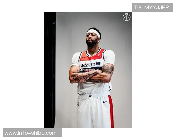 浓眉赛前训练状态良好左臂吊带固定手缠绷带展现积极心态